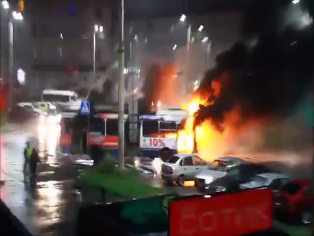 В Петрозаводске из-за удара молнии сгорел троллейбус