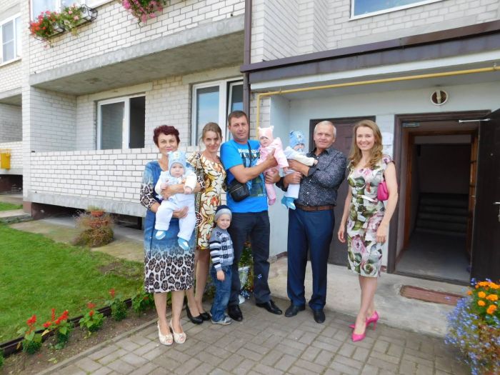 Жена губернатора Калининградской области подарила свою квартиру многодетной семье (2 фото)