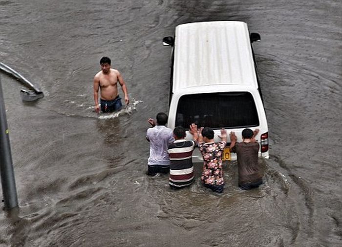 Проливные дожди нанесли Китаю ущерб на 1 миллиард долларов (17 фото)