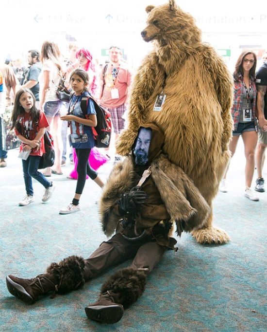 Медведь из фильма «Выживший» с трупом Леонардо Ди Каприо на фестивале Comic-Con 2016 (4 фото)