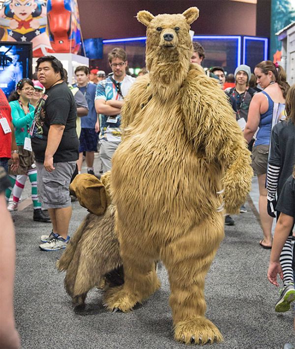 Медведь из фильма «Выживший» с трупом Леонардо Ди Каприо на фестивале Comic-Con 2016 (4 фото)