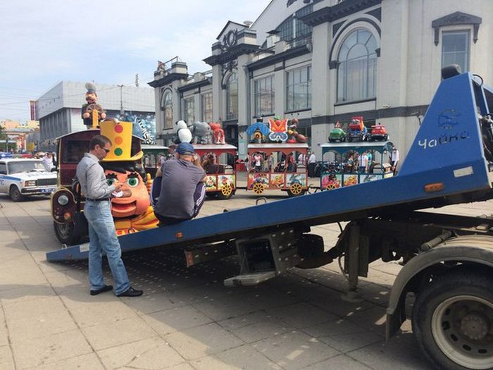 С центральной площади Саратова эвакуировали детский паровозик (5 фото)