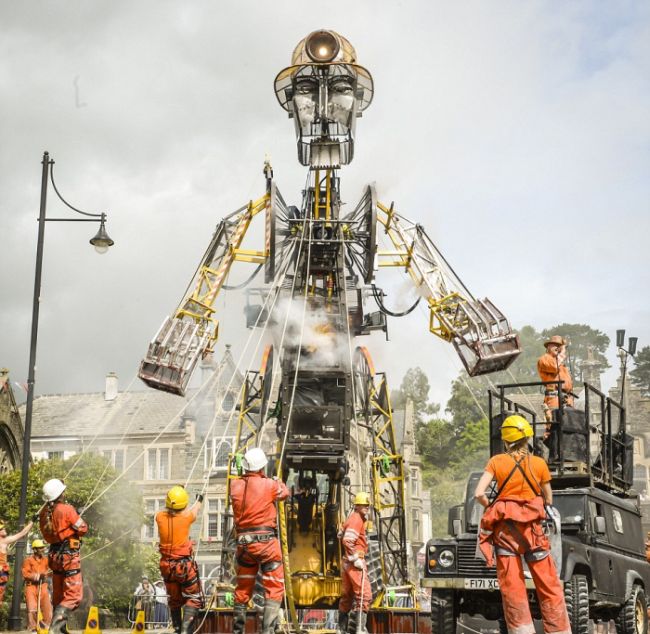 По Великобритании провезут 10-метровую механическую куклу (14 фото)