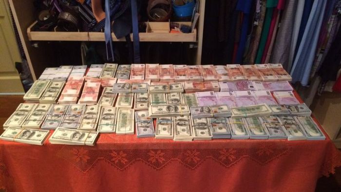 В доме главы Федеральной таможенной службы Андрея Бельянинова найдены крупные суммы наличных в коробках из-под обуви (5 фото)