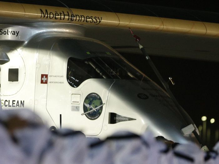 Самолет на солнечных батареях Solar Impulse 2 завершил кругосветный перелет (8 фото)