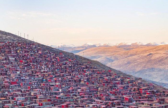 Власти Китая начали сносить строения в городе тибетских монахов Ларунг Гар (8 фото)