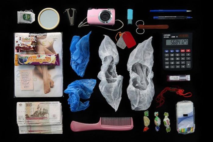 Что находится в женских сумках (17 фото)