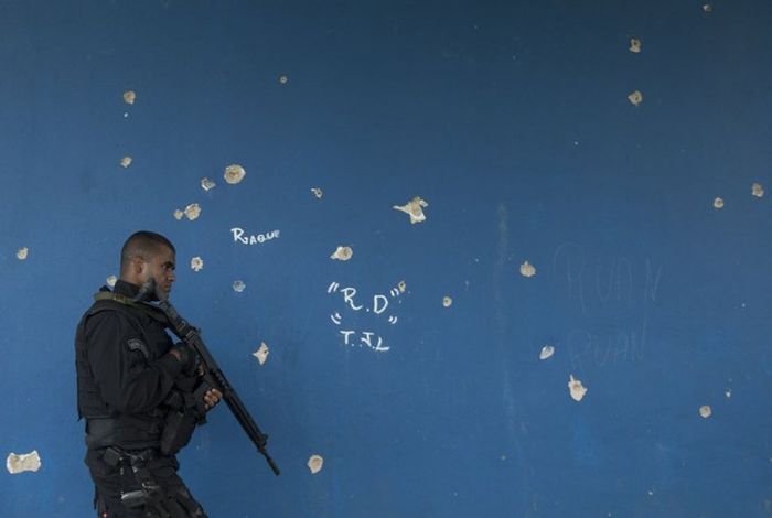 Прогулка по фавелам Рио-де-Жанейро с сотрудниками спецназа (21 фото)