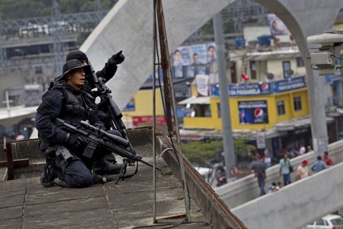 Прогулка по фавелам Рио-де-Жанейро с сотрудниками спецназа (21 фото)
