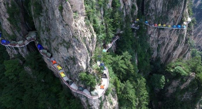 В Китае туристы разбили лагерь на высоте 1700 метров (6 фото)