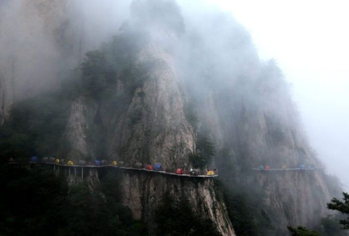 В Китае туристы разбили лагерь на высоте 1700 метров (6 фото)