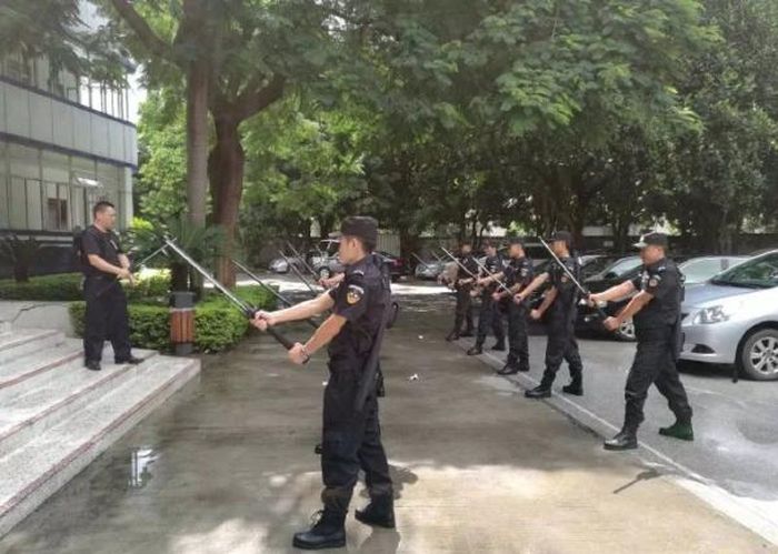 Китайских полицейских могут вооружить «мечами» (6 фото)