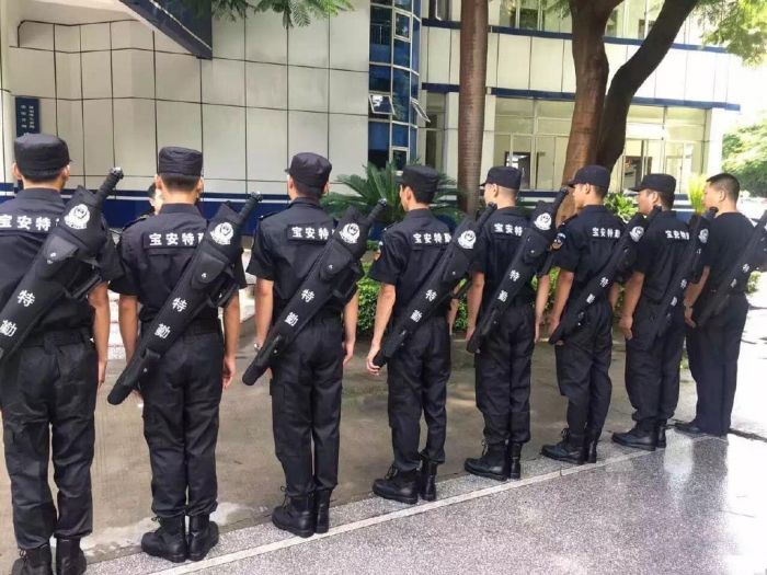 Китайских полицейских могут вооружить «мечами» (6 фото)