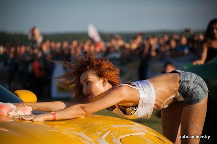 В Гродно прошел конкурс эротической мойки машин (25 фото)