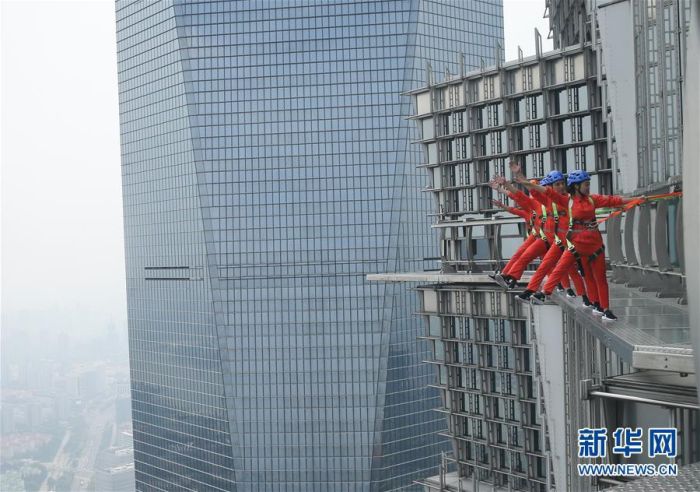 В Шанхае появилась обзорная площадка без заграждений и поручней (8 фото)