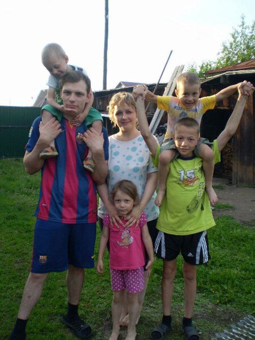 23-летний сибиряк женился на 38-летней матери 11 детей (6 фото)