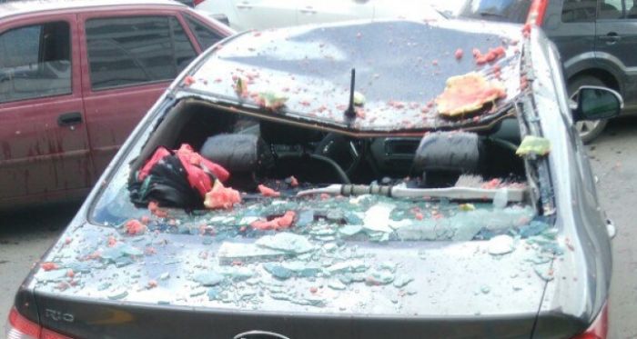 В Сургуте выброшенный в окно арбуз разбил автомобиль (3 фото + видео)