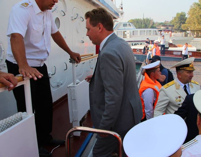 Нового губернатора Севастополя не хотели пускать на катер для VIP-персон (2 фото)