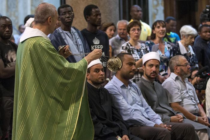 Мусульмане Европы скорбят по убитому исламистами католическому священнику (5 фото)