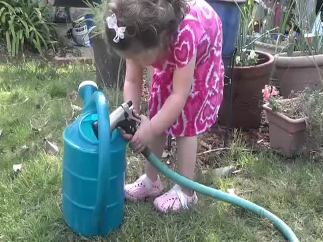 Маленькая девочка захотела воды