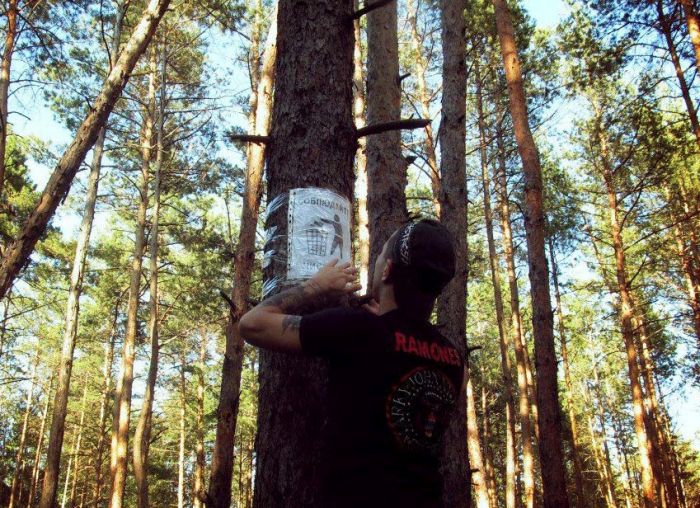 Воронежский слесарь очищает лес от мусора (3 фото)