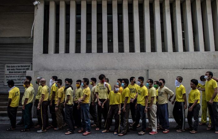 Шокирующие фото из филиппинской тюрьмы в городе Кесон-Сити (14 фото)