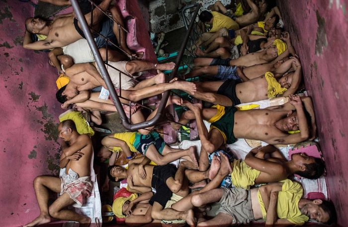 Шокирующие фото из филиппинской тюрьмы в городе Кесон-Сити (14 фото)
