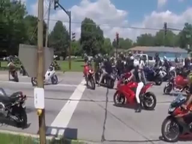 Водитель пикапа попытался задавить мотоциклистов