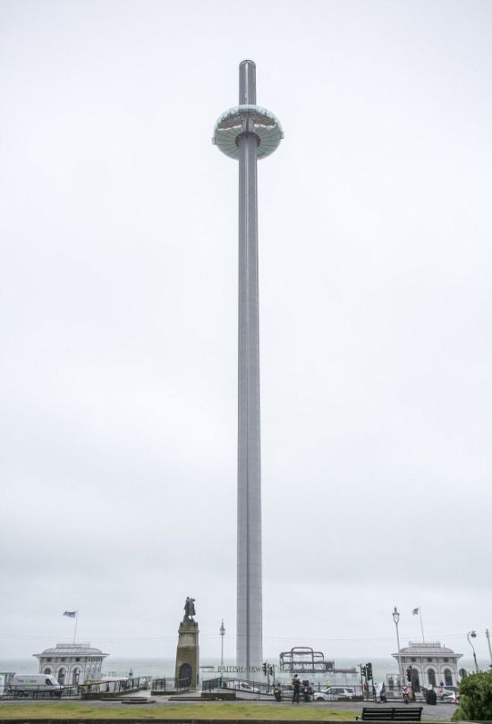 В Британском Брайтоне появилась рекордно тонкая обзорная башня (7 фото)