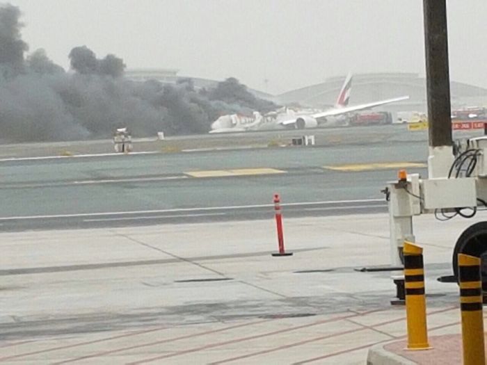В аэропорту Дубая после экстренной посадки загорелся самолет (3 фото)