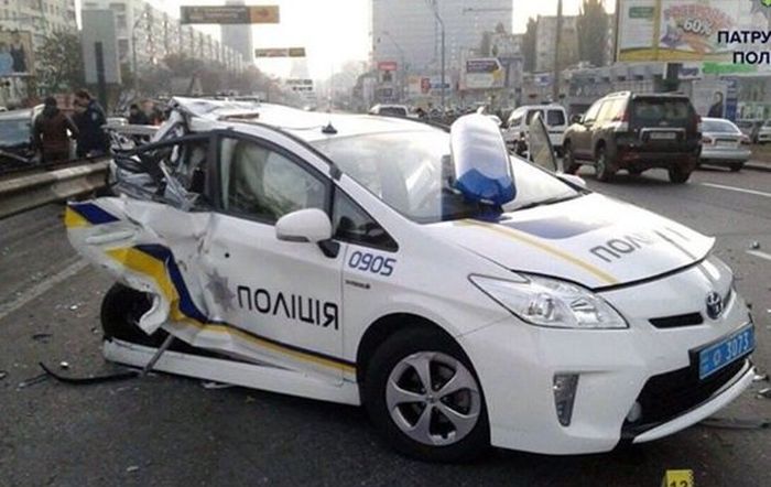 Патрульная полиция Киева за год разбила 150 автомобилей Toyota Prius (8 фото)