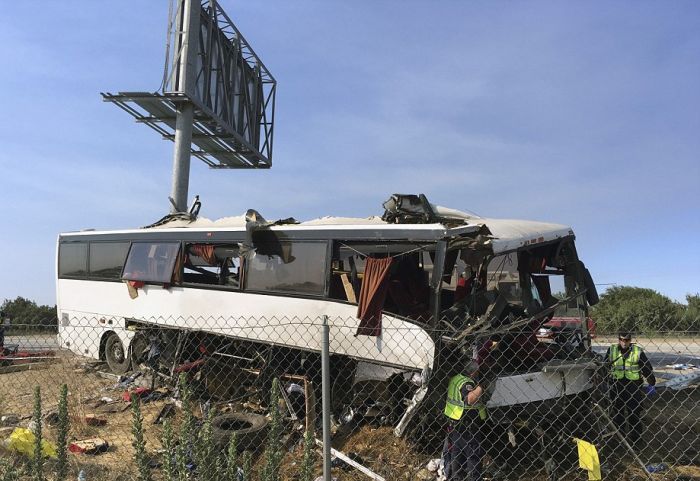 В Калифорнии пассажирский автобус въехал в столб (4 фото)