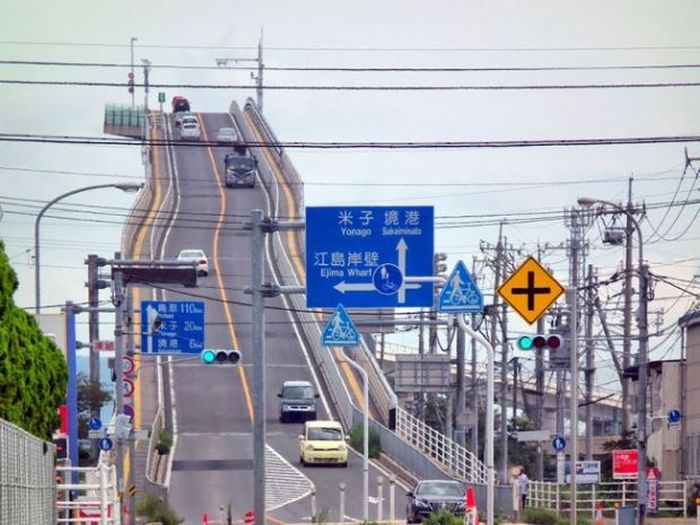 «Опасный» мост в Японии (4 фото)