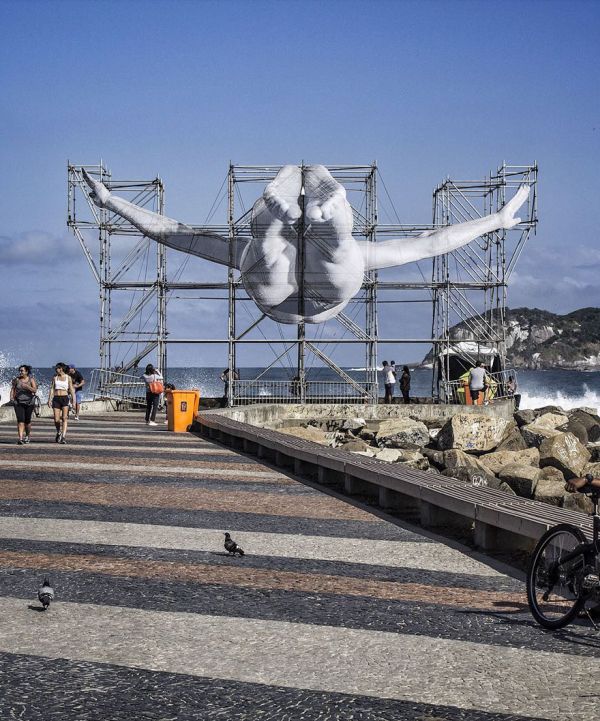 Строительные леса в Рио-де-Жанейро украсили гигантские изображения спортсменов (7 фото)