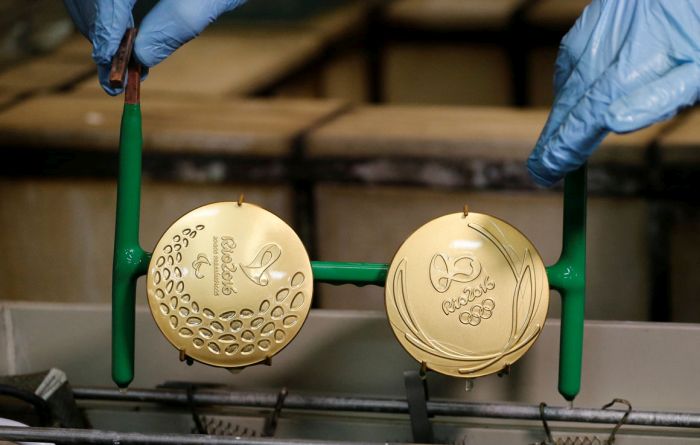Как делают золотые медали для Олимпиады в Рио (21 фото)