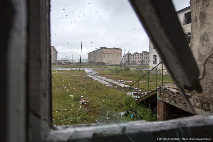 Типичный заброшенный поселок на Чукотке (41 фото)