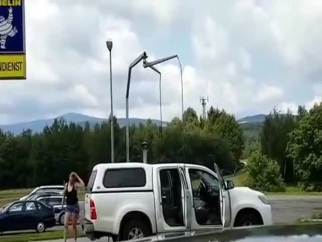 Женщина решила помыть салон автомобиля