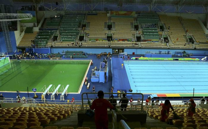 Олимпийцам пришлось прыгать в бассейн с ярко-зеленой водой (9 фото)