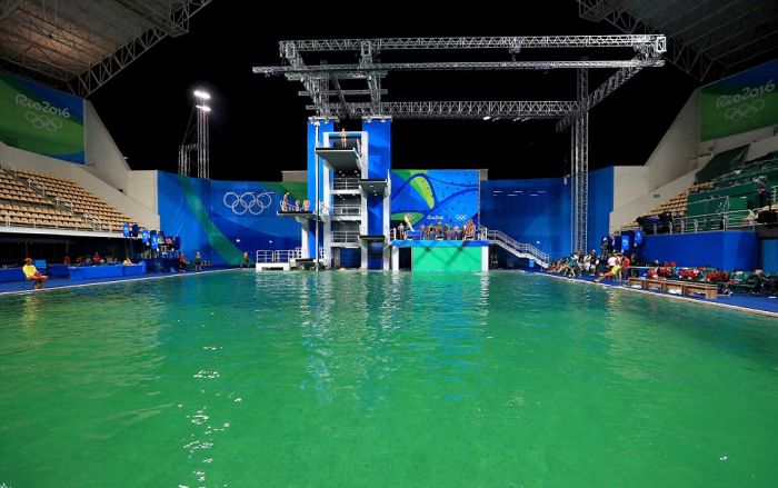 Олимпийцам пришлось прыгать в бассейн с ярко-зеленой водой (9 фото)