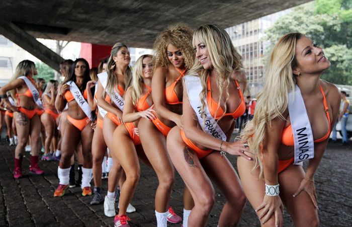 Участницы конкурса «Мисс Бум-Бум» спровоцировали пробку в Сан-Паулу (14 фото)