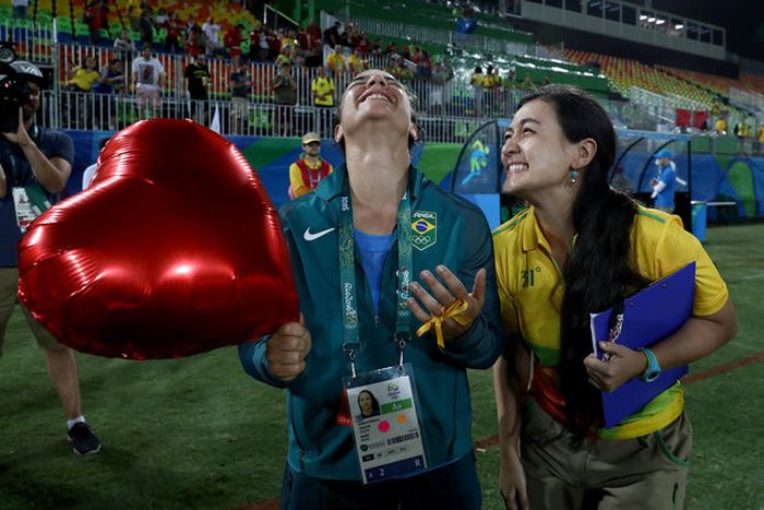 Волонтер на Олимпийских играх сделала предложение регбистке сразу после матча (6 фото)