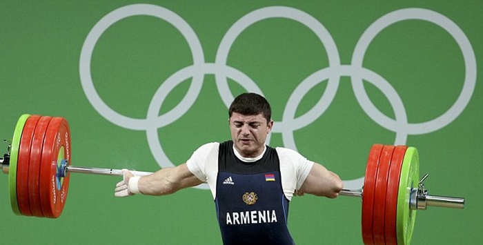 Армянский тяжелоатлет Андраник Карапетян сломал руку на Олимпиаде в Рио (10 фото + видео)