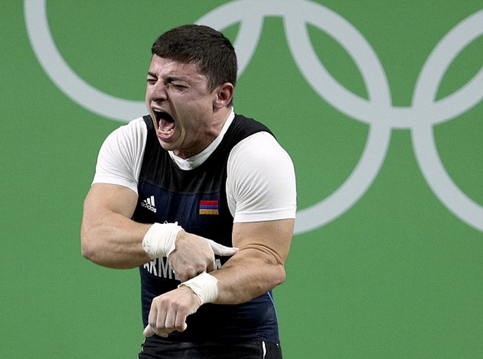 Армянский тяжелоатлет Андраник Карапетян сломал руку на Олимпиаде в Рио (10 фото + видео)
