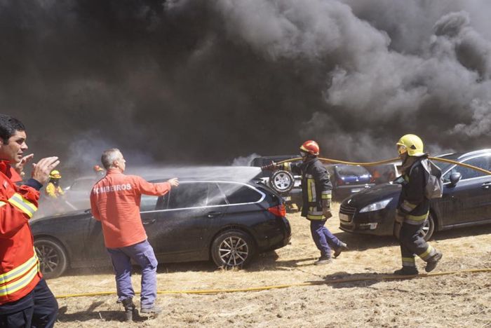 В Португалии на парковке музыкального фестиваля Андансаш сгорели 422 автомобиля (10 фото + видео)