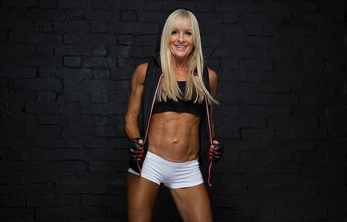 52-летняя британка участвует в конкурсе фитнес-бикини (8 фото)