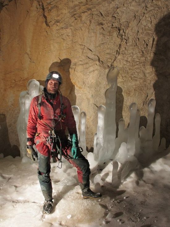 Экскурсия по пещере Снежной - одной из самых глубоких пещер мира (13 фото)