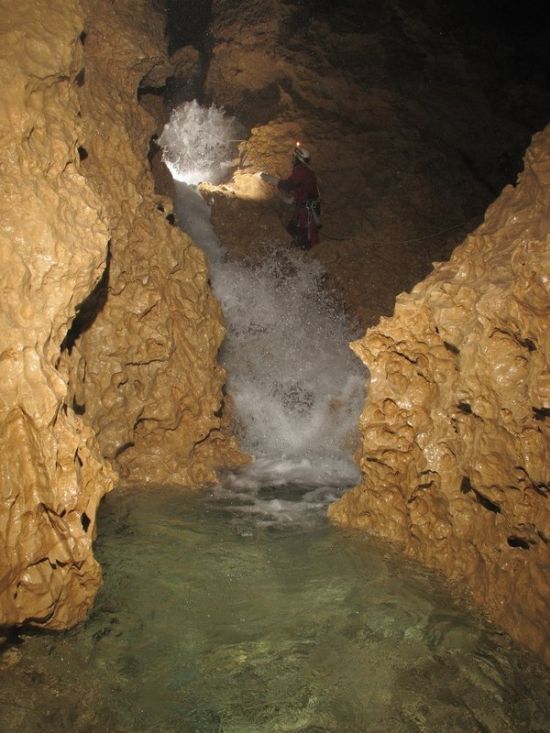 Экскурсия по пещере Снежной - одной из самых глубоких пещер мира (13 фото)