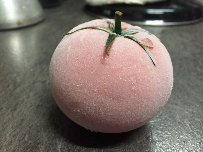 Как размораживается замороженный помидор (7 фото)