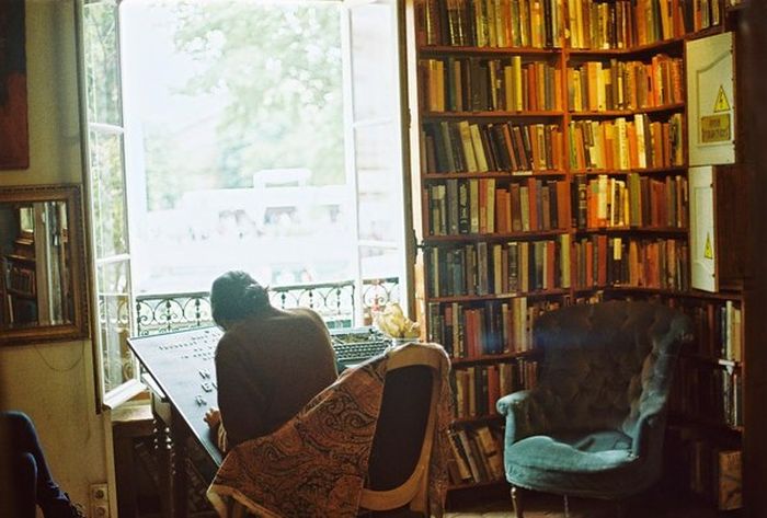 Парижский книжный магазин, в котором можно остаться жить (6 фото)