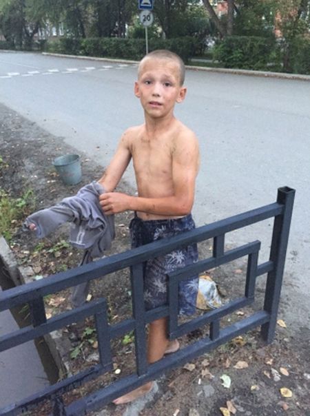 В Ревде 12-летний мальчик спас щенка, едва не утонувшего в сточной канаве (2 фото)